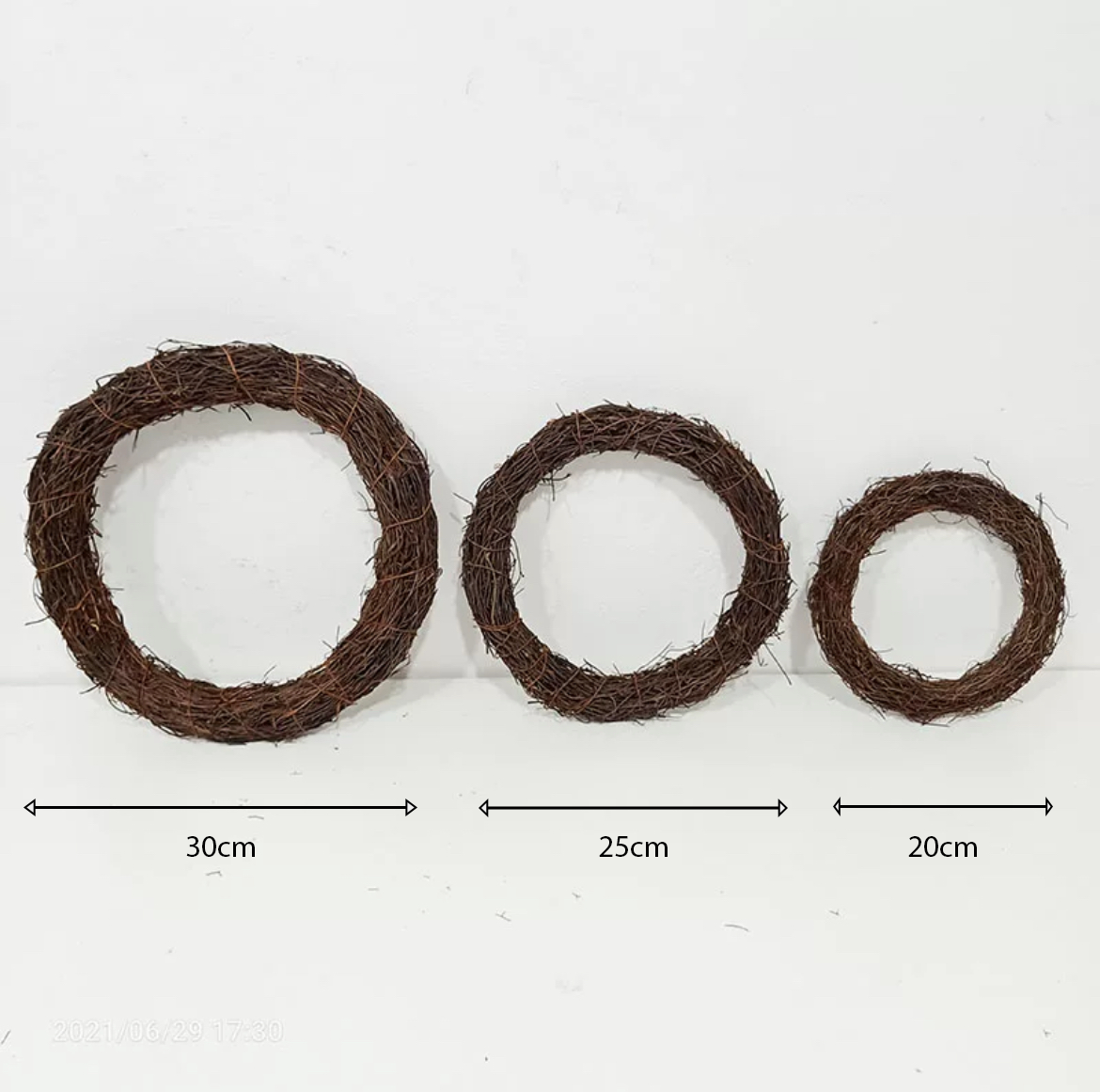 Hand-Making Christmas wreath Workshop with Festive Drinks & Dessert - FT Design Consultants