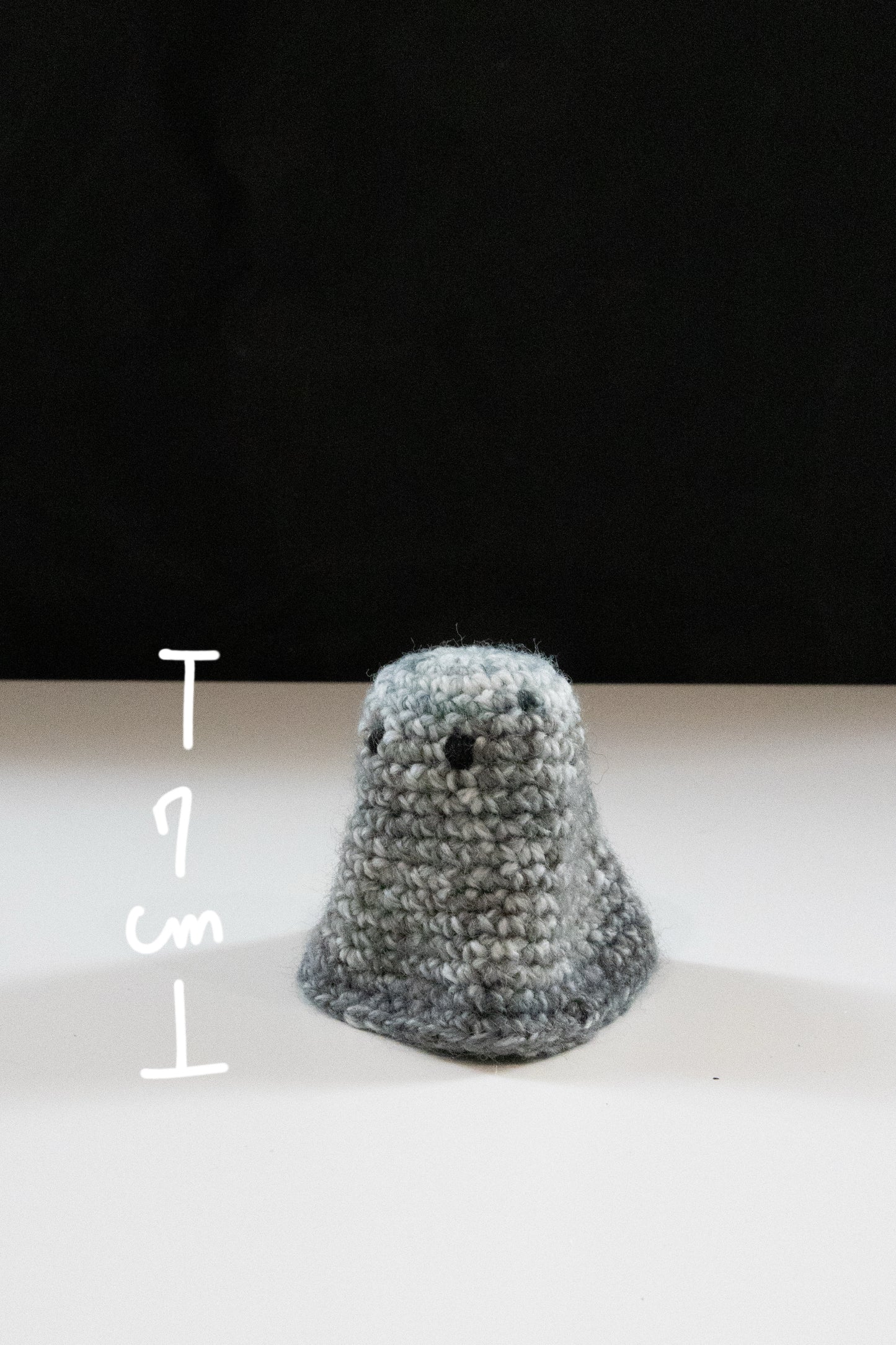 A cute grey crocheted ghost measuring 7 cm, featured in a Halloween crochet workshop.