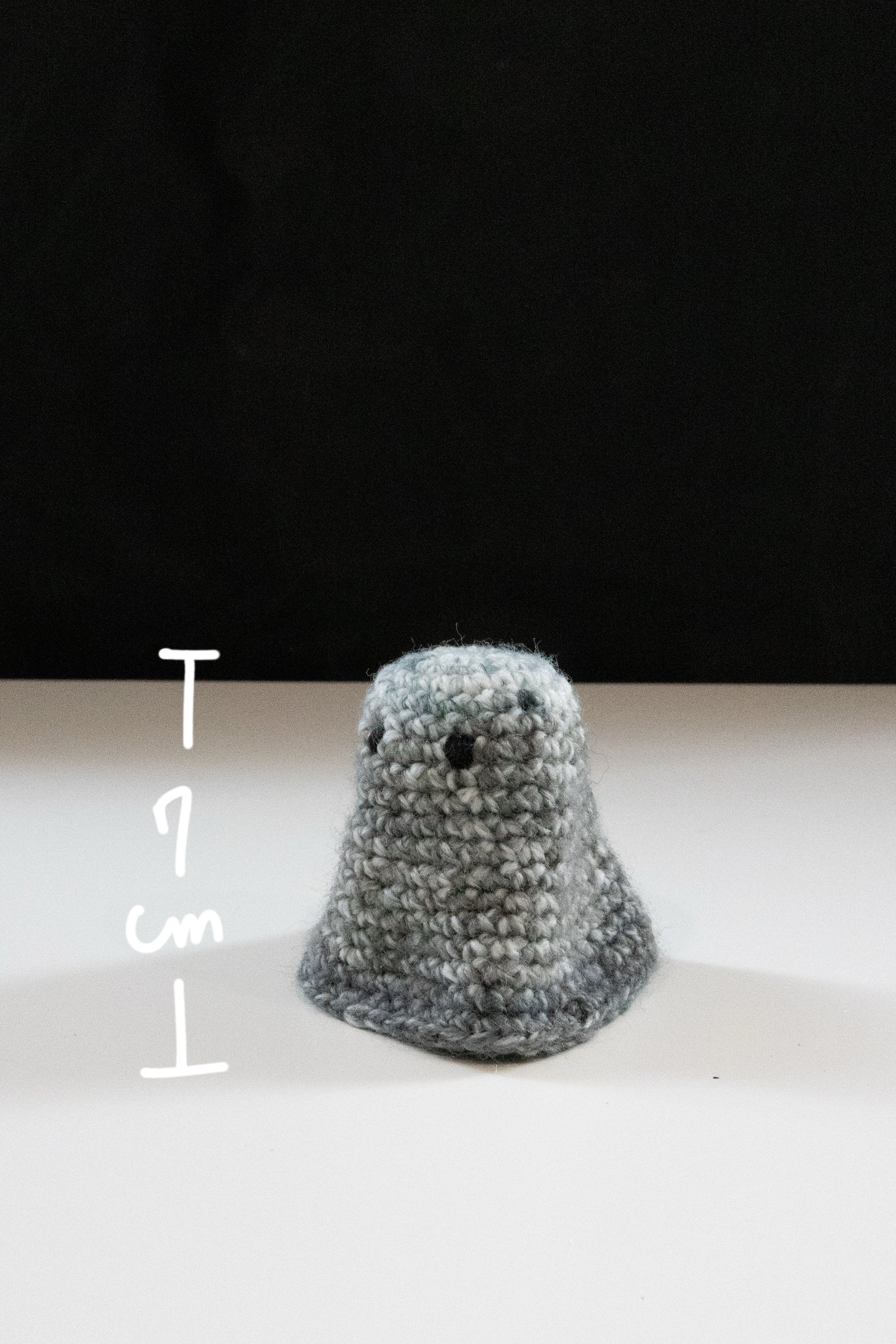 A cute grey crocheted ghost measuring 7 cm, featured in a Halloween crochet workshop.