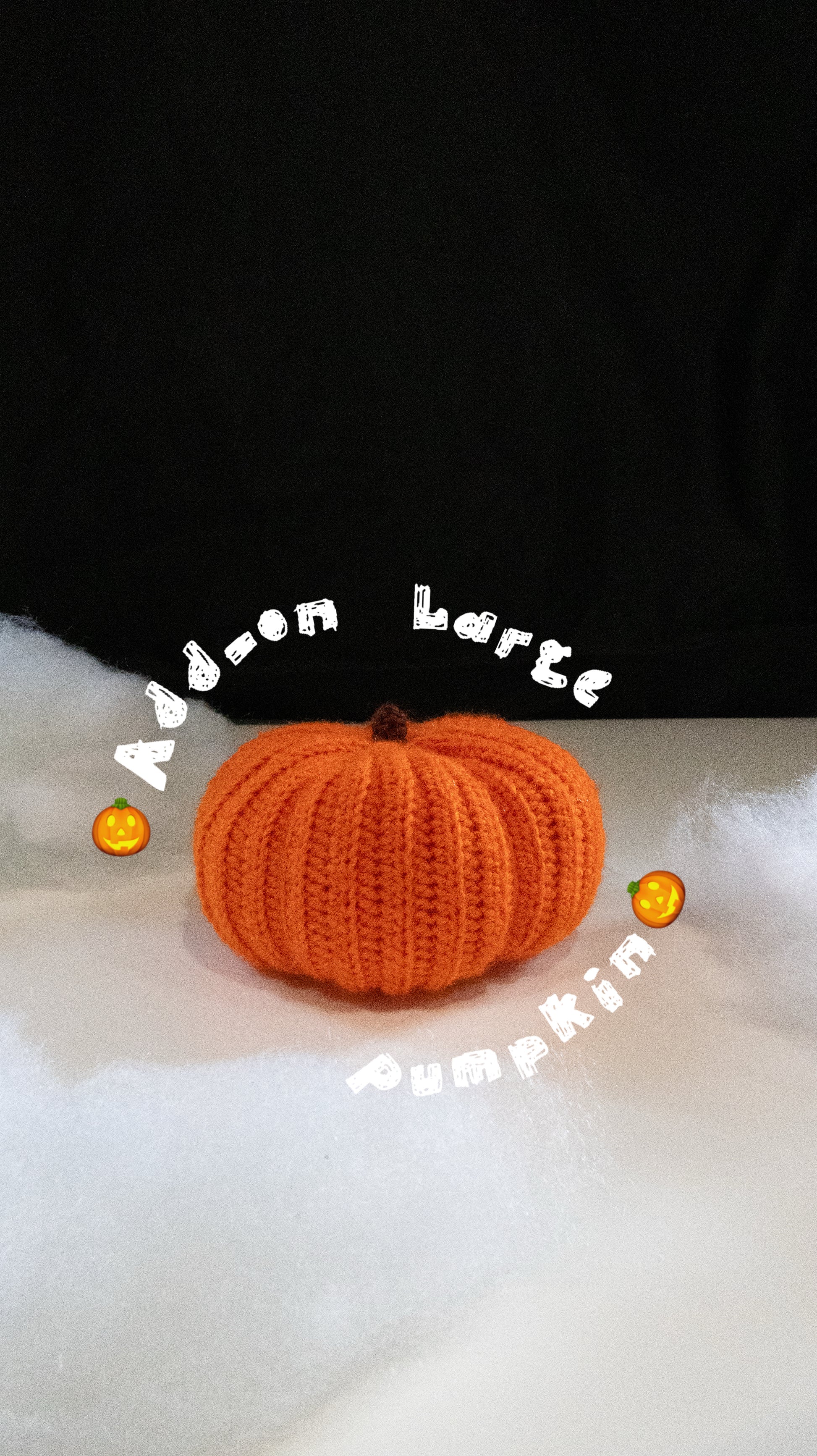Knitted pumpkin on a white surface with 'Aldeen Larte' branding.